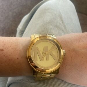 Gold Michael Kors watch. In good condition with a few minor scratches.